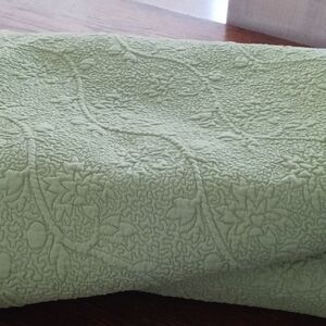 Williams Sonoma Green Quilted Table Linen